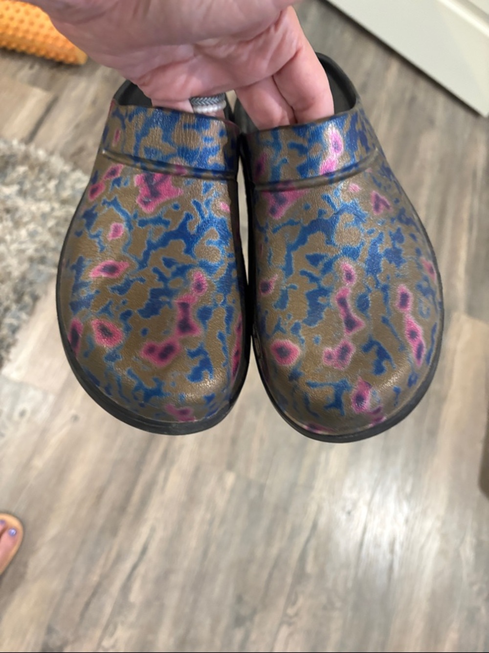 OOFOS Women's Slip-On Clog in Brown with Blue and Pink Leopard Print - Picture 2 of 5